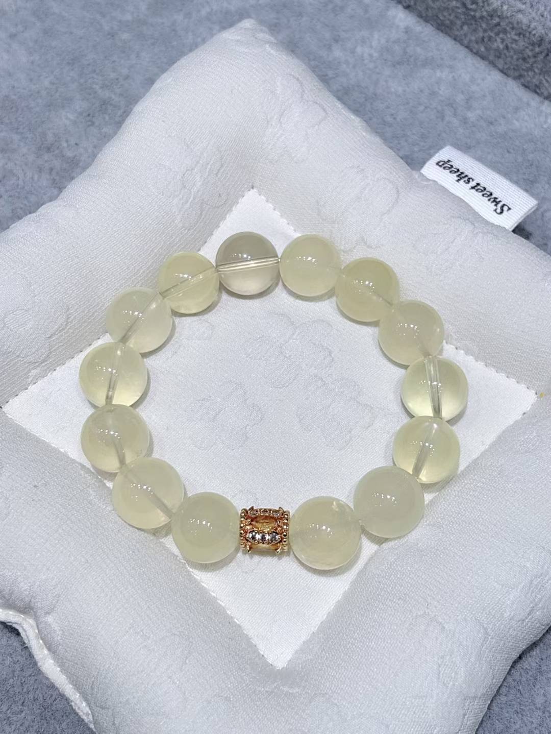 Bright clarity, Joyful abundance, Uplifting energy